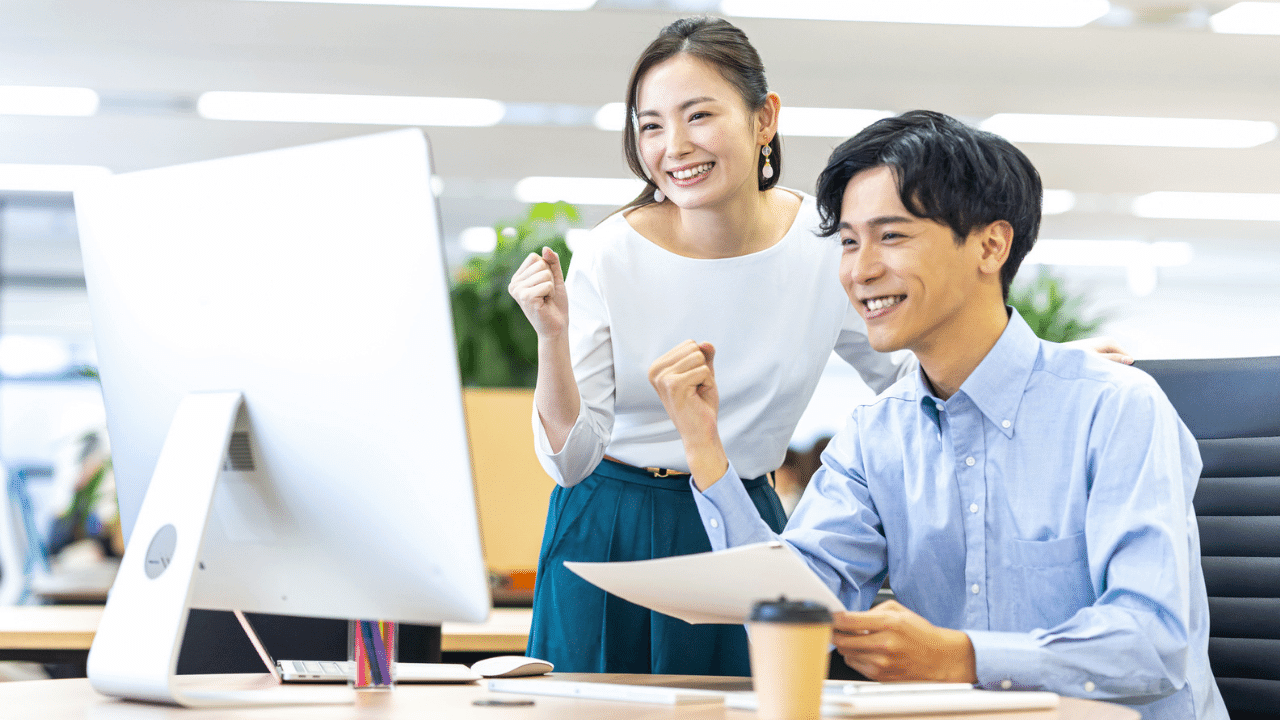 契約が決まりガッツポーズするチーム