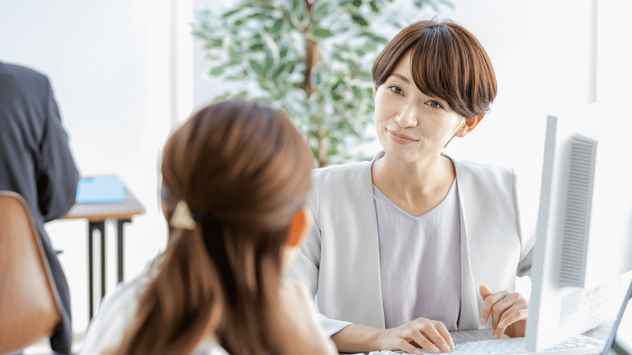 チームにフィードバックするリーダー