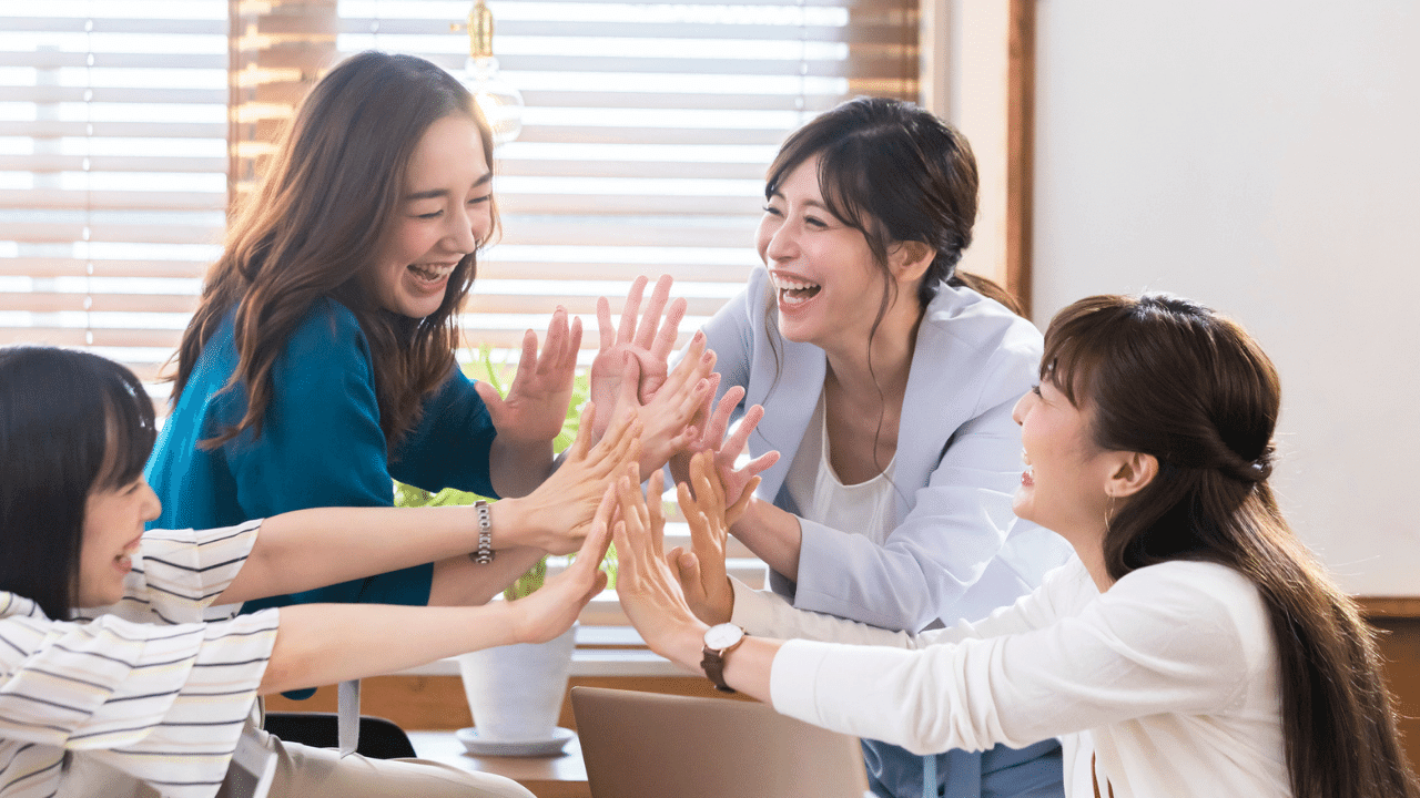 目標達成を喜ぶチーム