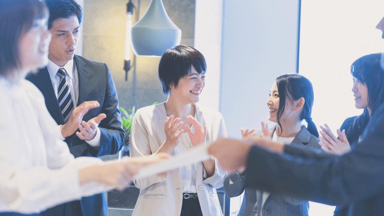 社内表彰される従業員