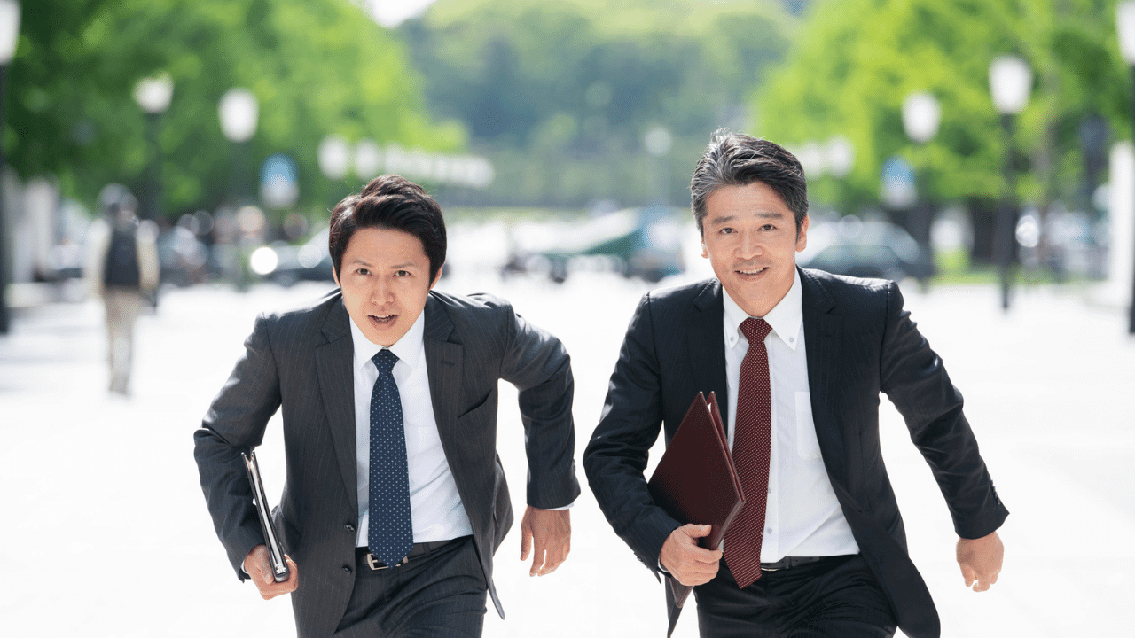 部下と一緒に頑張る上司
