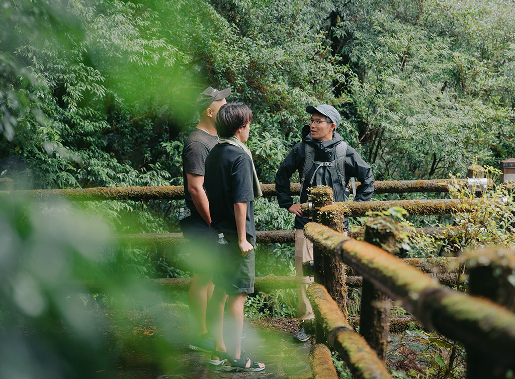 屋久島の森で対話する参加者の様子