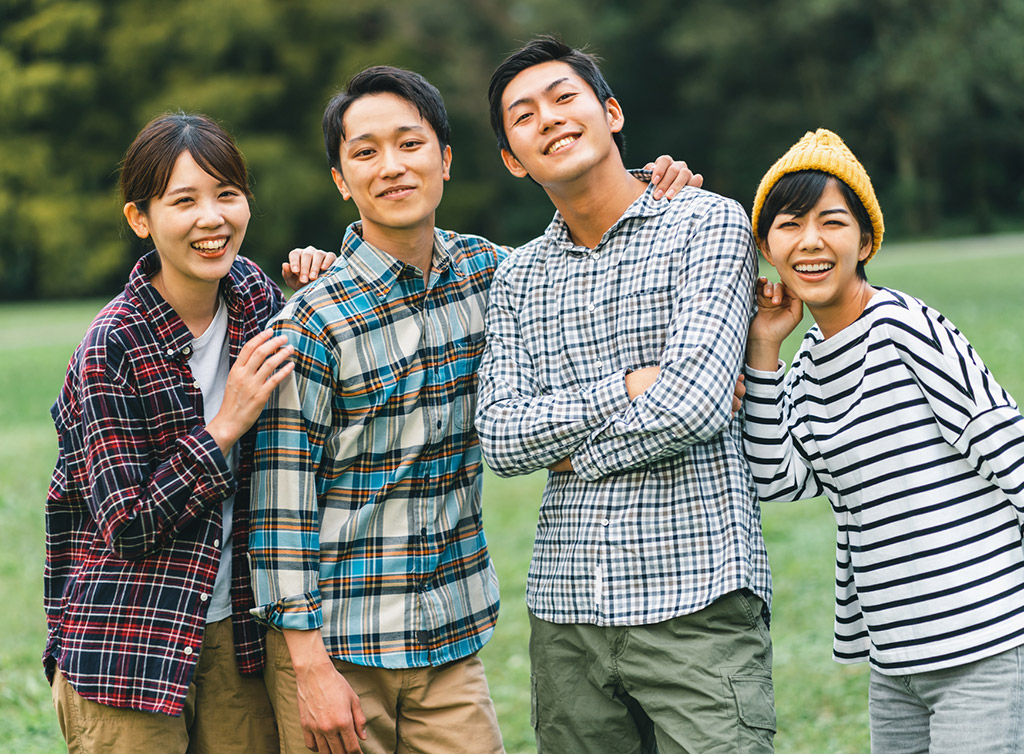 焚き火を囲んで交流する様子