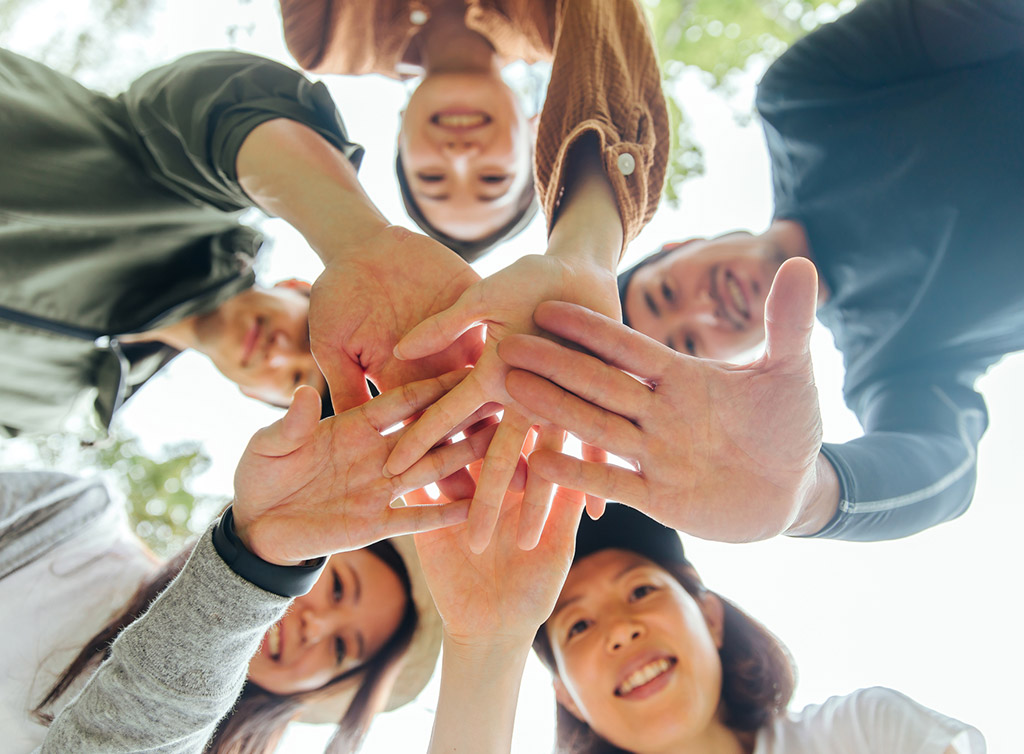 自然の中で経営対話を行う様子